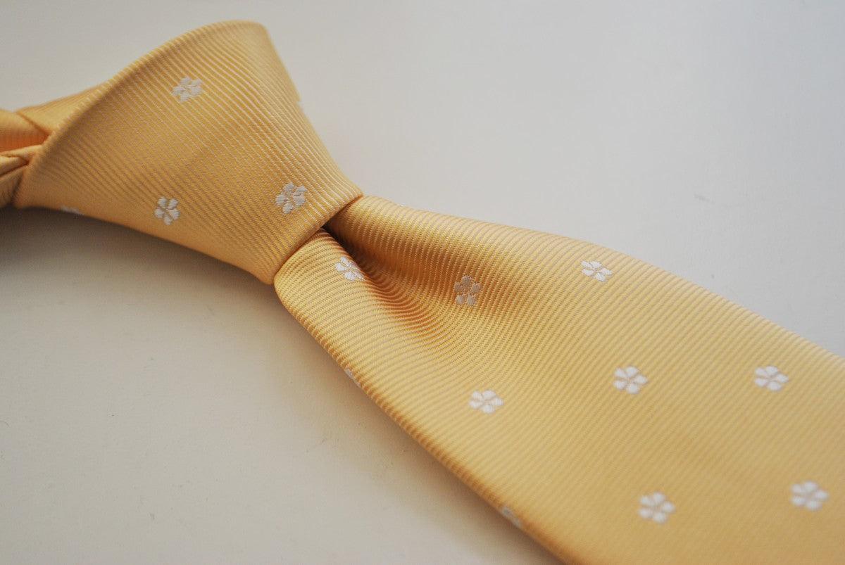 pale yellow tie with flower pattern - Image 4