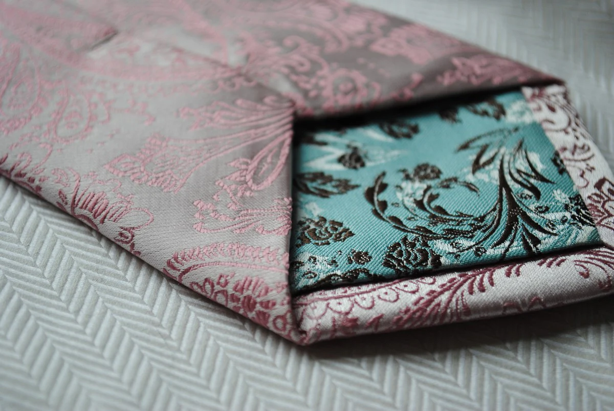 pink tie with paisley design - Image 3
