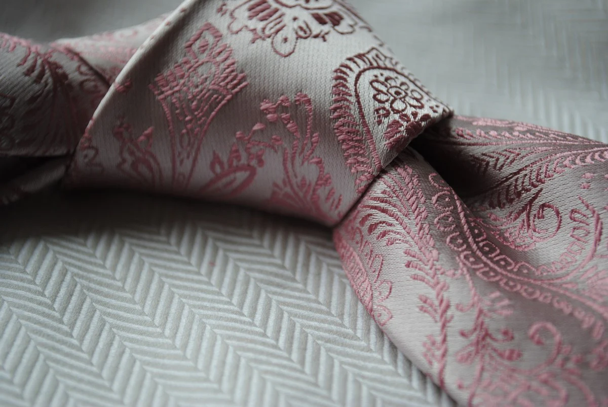 pink tie with paisley design - Image 4