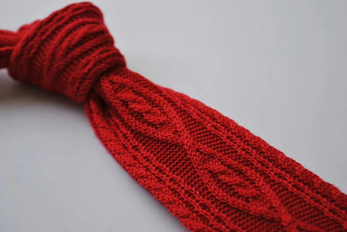 red skinny cable knit tie - Image 3